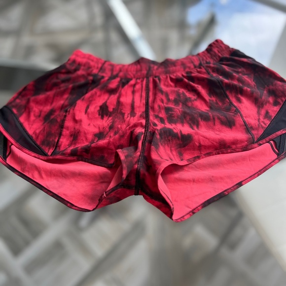 Lululemon Hotty Hot Shorts size 6 Red Black Game Day Tie Dye - Picture 9 of 11